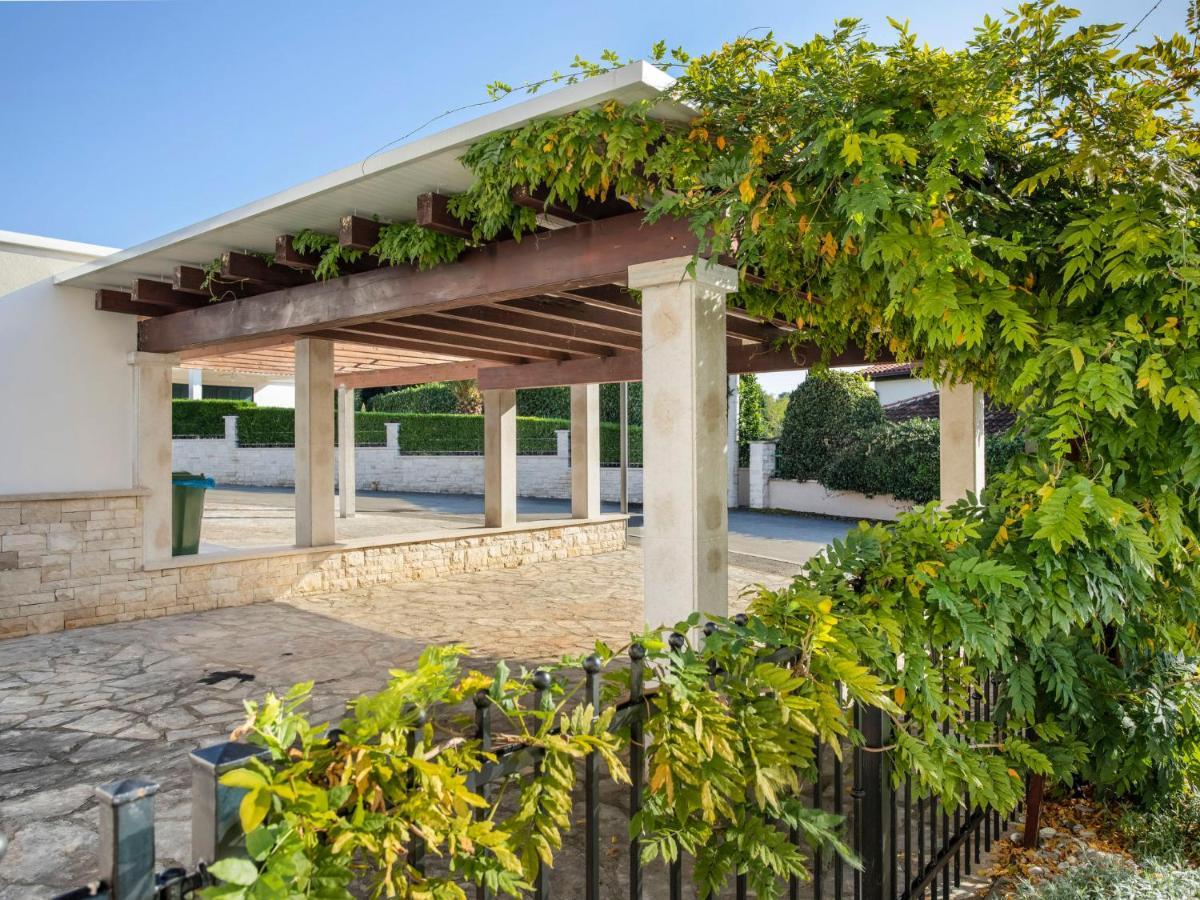 Holiday Home Villa Beach Front By Interhome Савудрия Екстериор снимка
