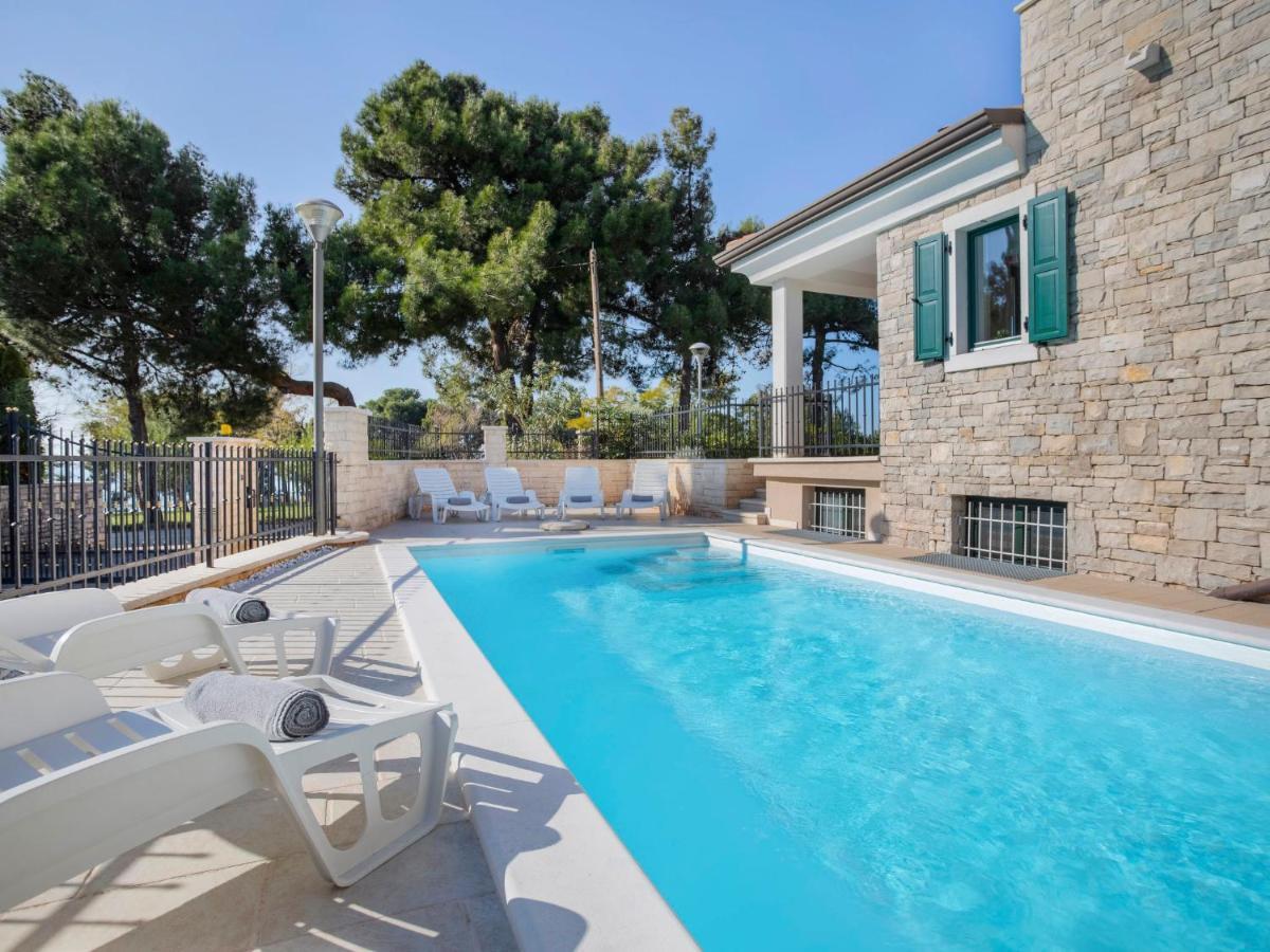 Holiday Home Villa Beach Front By Interhome Савудрия Екстериор снимка